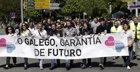 Centenares de personas durante la manifestación para reivindicar la lengua propia para una 'Galicia con futuro', en el Día de las Letras Gallegas, en Santiago de Compostela. EFE/Lavandeira jr