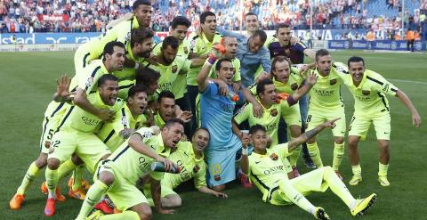 Los jugadores del Barça celebran el título de Liga en el cesped del Vicente Calderón. REUTER/Juan Medina