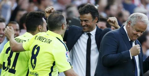 El entrenador del FC Barcelona, Luis Enrique, celebra con los jugadores del banquillo el triunfo en la Liga. REUTER/Juan Medina