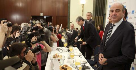 El ministro de Economía, Luis de Guindos, antes de comenzar el desayuno informativo. EFE/Chema Moya