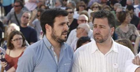 Alberto Garzón, junto al candidato a la Alcaldía de Rivas, Pedro del Cura, y el candidato a la Comunidad de Madrid, Luis García Montero. - EFE