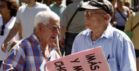 Pensionistas y jubilados convocados por CCOO de Madrid durante una concentración en la Puerta del Sol para pedir al Estado pensiones 'dignas'. EFE/Archivo