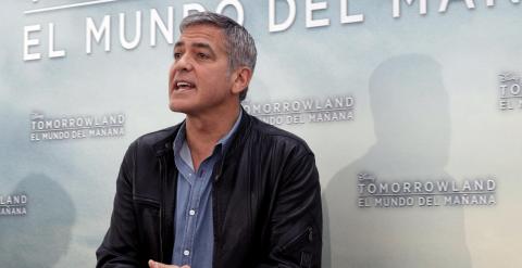 Clooney, tras la rueda de prensa en la Ciudad de las Ciencias y las Artes de Valencia. EFE