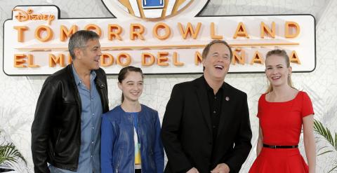 El actor George Clooney, con las actrices Raffey Cassidy y Britt Robertson, el director Brad Bird, antes de la presentación. EFE