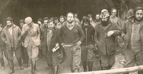 Saavedra (en el centro) en 1982,  tras poner fin a 35 días de encierro en la mina onubense de Cala