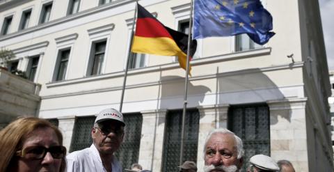 Una manifestación en Atenas por la sanidad pasa frente a las banderas alemana y griega. REUTERS