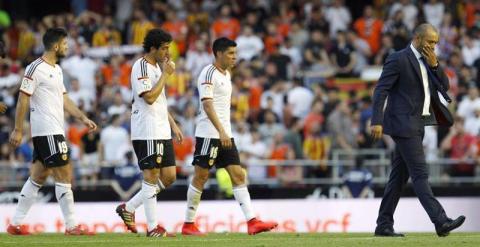 Nuno y los jugadores del Valencia abandonan el campo en el último partido de Liga. /EFE