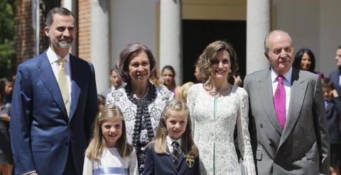 Los miembros de la Familia Real al completo con motivos de la primera comunión de la Infanta Leonor./EFE