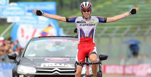 Zakarin celebra su victoria en la etapa del Giro. EFE/Daniel Dal Zennaro