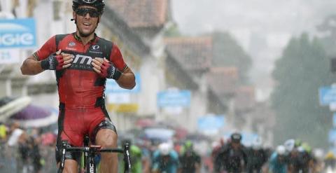 Gilbert celebra su victoria en la etapa del Giro. EFE/Daniel Dal Zennaro