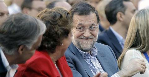 Barberá y Rajoy conversan durante el acto en Valencia. EFE/Juan Carlos Cárdenas