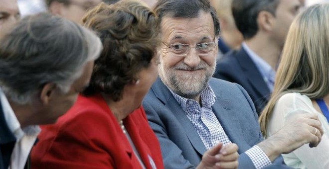 Barberá y Rajoy conversan durante el acto en Valencia. EFE/Juan Carlos Cárdenas