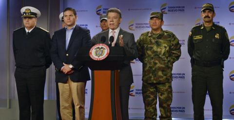 El presidente colombia Juan Manuel Santos junto al ministro de defensa Juan Carlos Pinzón e integrantes de la cúpula militar. EFE