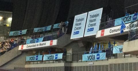 Foto del 'agujero' en las gradas del Palacio de Deportes. / ANA PARDO DE VERA