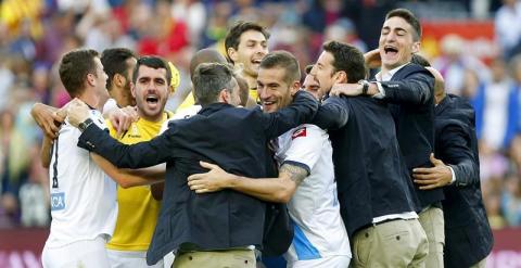 Los jugadores del Deportivo celebran la permanencia. EFE / Andreu Dalmau