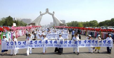 El viaje emprendido por las 30 mujeres activistas ha sido criticado por organizaciones opositoras al régimen de Pyongyang, por entender que esta iniciativa ignora los verdaderos desafíos a los que se enfrenta la mujer en Corea del Norte./ REUTERS