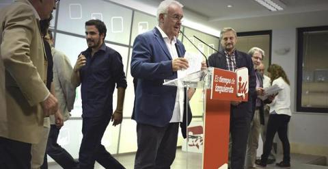 Cayo Lara, coordinador federal de Izquierda Unida, valora los resultados de las elecciones en presencia de Alberto Garzón, candidato de IU a la presidencia del Gobierno, que abandona el escenario. EFE/Fernando Villar.