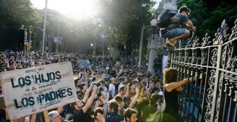 Cientos de personas se congregaron en 2011 frente al Parlamento catalán en junio de 2011. EFE