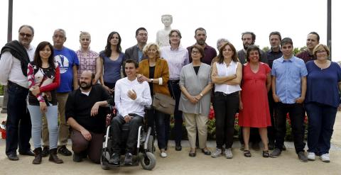 La candidata a la Alcaldía de la capital por Ahora Madrid, Manuela Carmena, posa junto a las 20 primeras personas de su lista, en el Mirador de la Cornisa, en Madrid. EFE/Juan Carlos Hidalgo