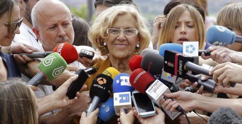 La candidata a la Alcaldía de la capital por Ahora Madrid, Manuela Carmena, hace unas declaraciones a los medios en el Mirador de la Cornisa, en Madrid. EFE/Juan Carlos Hidalgo