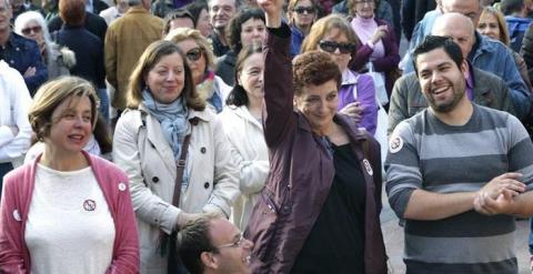 La escritora Ángeles Caso (2d), que forma parte de la candidatura de 'Somos Oviedo', la marca de Podemos en la capital del Principado para las elecciones municipales del próximo 24 de mayo, durante el acto electoral celebrado esta tarde en la plaza del Fo