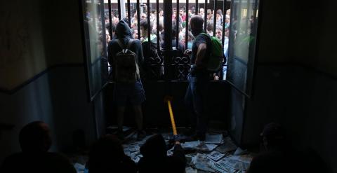 Los activistas apuntalan la puerta de entrada al edificio que han okupado en Madrid.- JAIRO VARGAS