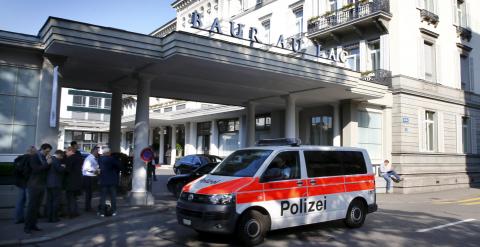 Una furgoneta policial a la puerta del hotel Baur au Lac de Zúrich. /REUTERS