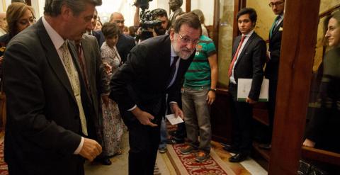 El presidente del Gobierno, Mariano Rajoy, tras realizar unas declaraciones a los periodistas en los pasillos del Congreso de los Diputados, después de intervenir en la sesión de control al Gobierno en el Pleno. REUTERS/Andrea Comas