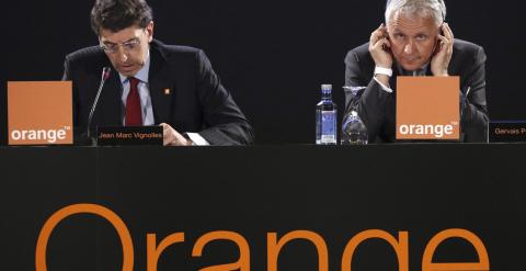 El director general adjunto del grupo Orange, Gervais Pellisier (d), y el consejero delegado de Orange España, Jean Marc Vignolles (i), durante la rueda de prensa que han ofrecido para presentar la opa sobre Jazztel. EFE/Javier Lizón