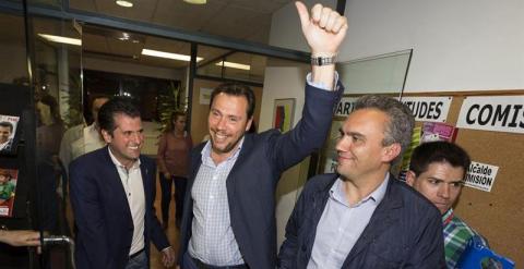 El candidato socialista a la Junta de Castilla y León Luis Tudanca (i), el candidato a la alcaldía de Valladolid Óscar Puente (c), y el secretario del PSOE de Valladolid Javier Izquierdo, celebran los resultados electorales. /EFE