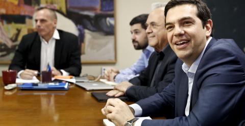 El primer ministro griego, Alexis Tsipras, con el viceprimer ministro, Yannis Dragasakis, y el ministro Yanis Varoufakis, en una reunión en el Ministerio de Finanzas, en Atenas. REUTERS/Alkis Konstantinidis