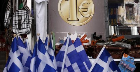 Banderas griegas en una tienda de todo a un euro, en Atenas. REUTERS