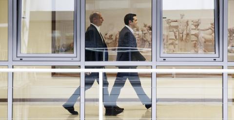 Yanis Varoufakis y Alexis Tsipras, saliendo ayer de su reunión con los negociadores en el Ministerio de Finanzas. REUTERS