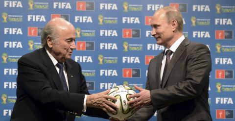 Imagen de archivo del presidente de la FIFA, Joseph Blatter, y del presidente ruso, Vladimir Putin, en 2014./ REUTERS