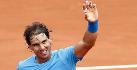 El tenista español Rafael Nadal celebra su victoria por 6-4, 6-3 y 6-1 ante su compatriota Nicolás Almagro. /EFE