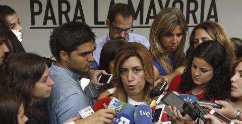 Susana Díaz, atiende a los medios tras reunirse con Pedro Sánchez. / EFE