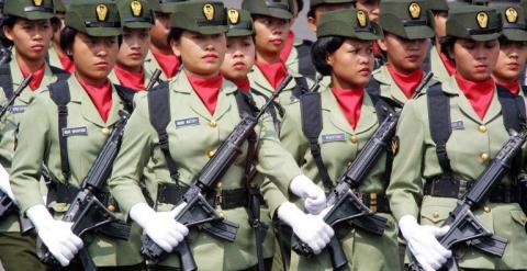 Militares indonesias marchan durante una ceremonia en junio de 2002. - AFP