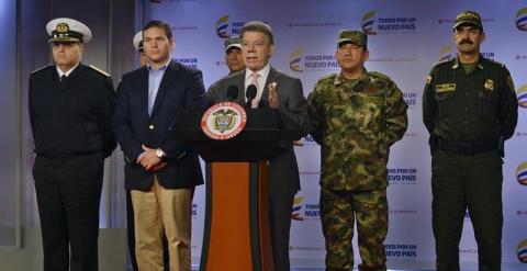 El presidente de Colombia, Juan Manuel Santos, junto al destituido ministro de defensa Juan Carlos Pinzón, (segundo izquierda). - EFE
