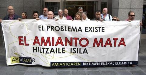 Una concentración de la asociación Asviamie frente a los juzgados. EFE