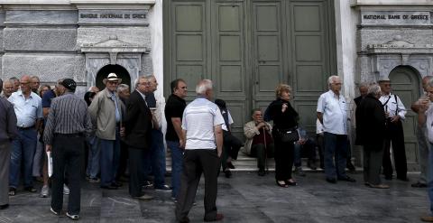 Jubilados griegos hacen cola a la espera que abra una oficina del Banco Nacional para cobrar su pensión. REUTERS/Alkis Konstantinidis