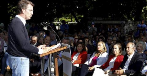 El presidente de la Xunta Alberto Núñez Feijoo, acompañado por la vicepresidenta Soraya Sáenz de Santamaría, la ministra de Fomento Ana Pastor, y la candidata a la alcaldía de Vigo Elena Muñoz, en un pasado acto electoral. EFE/Salvador Sas