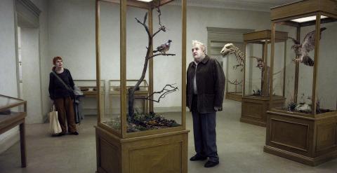 'Una paloma se posó en una rama' de Roy Andersson invita a reflexionar sobre la existencia.