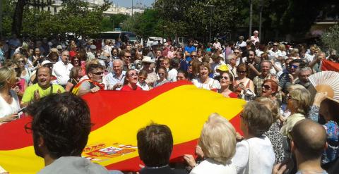 Manifestantes de la concentración 'anti-podemos', con una bandera de España gigante / A.I