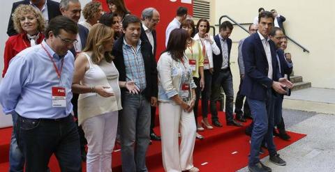 El secretario general del PSOE, Pedro Sánchez (d), tras posar en la foto de familia. /EFE