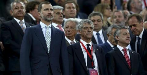 El rey Felipe junto al presidente de la Federación Española de Fútbol, Ángel María Villar (c). /EFE