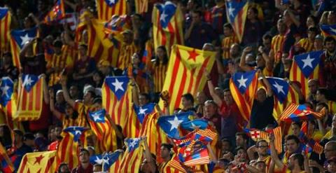 Estelades en las gradas del Camp Nou. / REUTERS