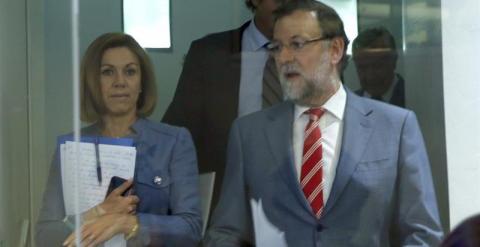 El presidente del Gobierno, Mariano Rajoy, junto a la secretaria general del PP, María Dolores de Cospedal, a su llegada a la rueda de prensa ofrecida tras la reunión del Comité Ejecutivo Nacional del PP celebrada esta tarde en Madrid, para analizar los r