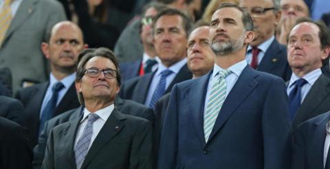 El Rey junto a Villar y Artur Mas en el palco del Camp Nou / REUTERS.