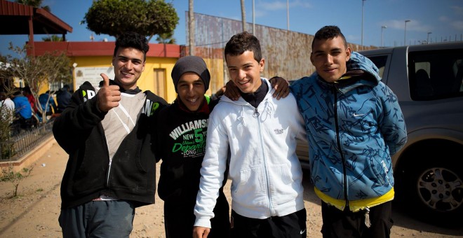 Oussa Fasi (derecha) junto a cuatro amigos en la puerta del CETI de Melilla.- JAIRO VARGAS