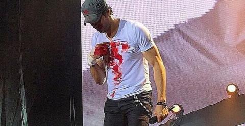 Enrique Iglesias, herido durante su concierto en Tijuana.
